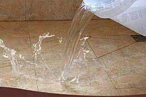 平乐漏水维修 免砸砖防水材料该如何施工
